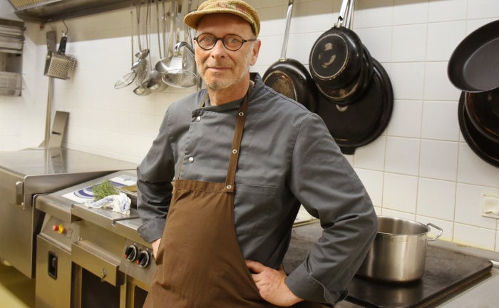 Chefkoch Tibor Herzigkeit in der Kantine des Kranhersteller Kirow und des Straßenbahnbauers Heiterblick: 40 Prozent der Arbeitenden wünschen sich für ihre Gesundheit Essen- und Trinkenangebote