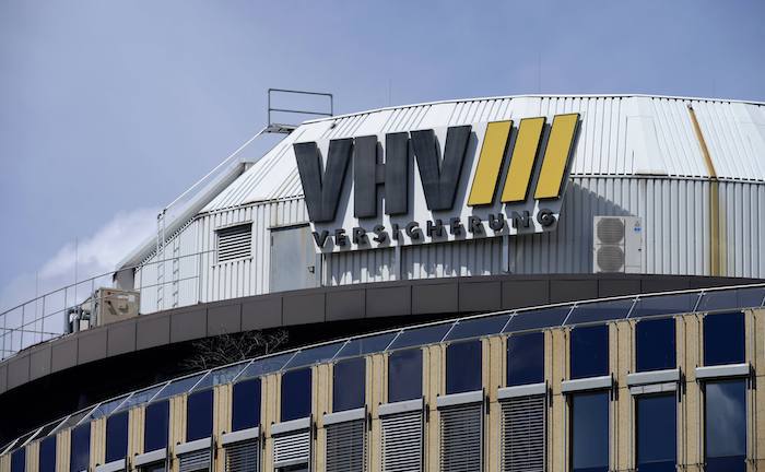 Das Logo der VHV an einem Gebäude