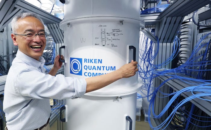 Physiker Yasunobu Nakamura von der Universität in Tokio mit einem Quantencomputer