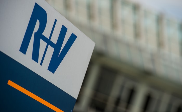 Ein Schild der R+V Versicherung