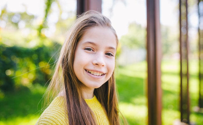 Mädchen mit Zahnspange: Die Hilfsmittel treiben die Zahnkosten für Teenager