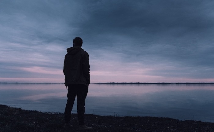 Ein Mann geht allein spazieren