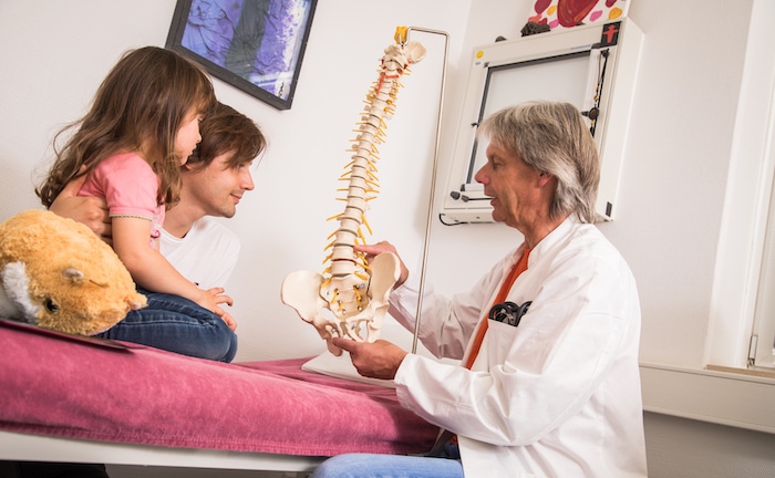 Familie beim Kinderarzt