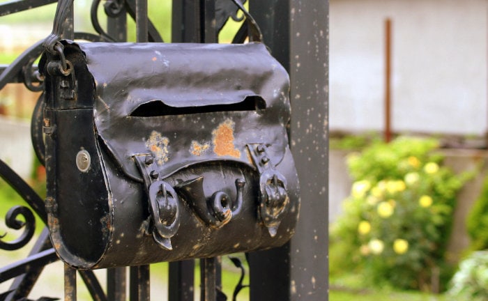 Schicker, alter Briefkasten: Viele Versicherer bestätigen Kündigungen noch per Brief