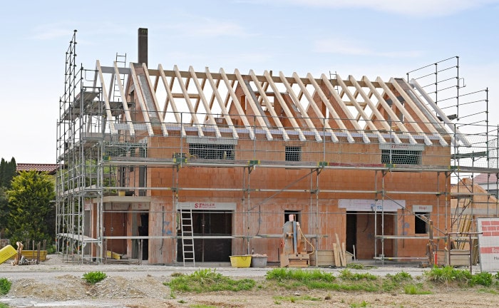 Ein inzwischen seltener gewordener Anblick: Gestiegene Zinsen für Baufinanzierungen drücken die Baupläne