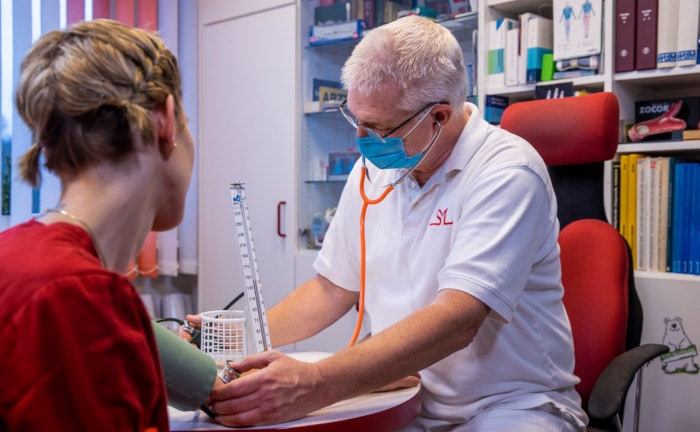 Bald ein seltener Anblick? Hausarzt behandelt Patientin