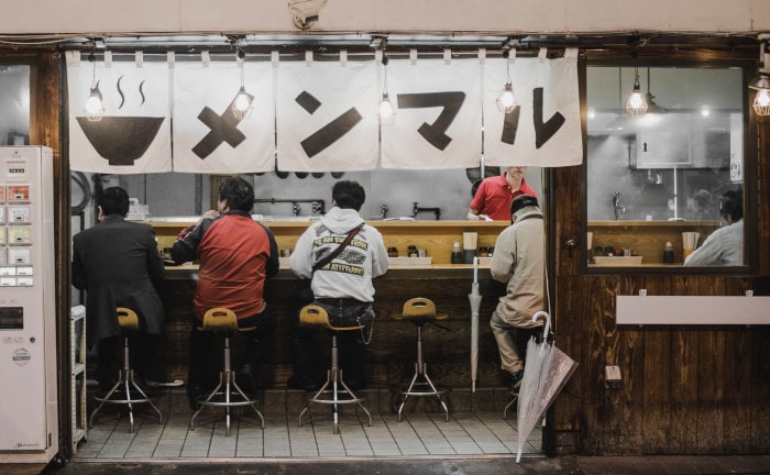 Gäste in einem Café in Japan: Die Bevölkerung dort schrumpft seit einigen Jahren