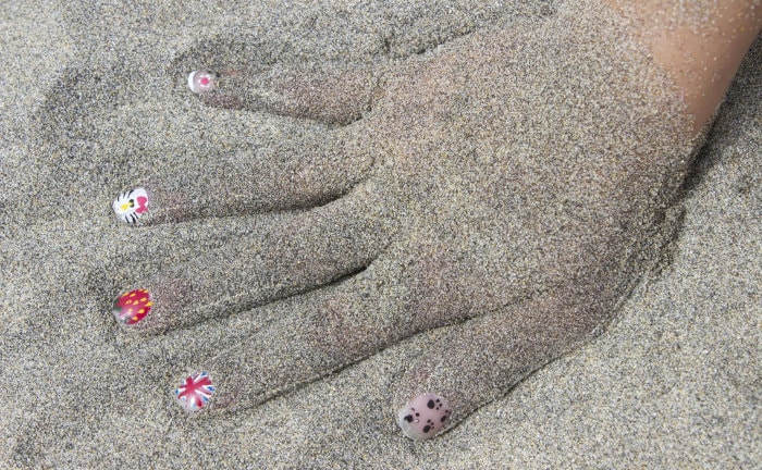 Hand im Strandsand