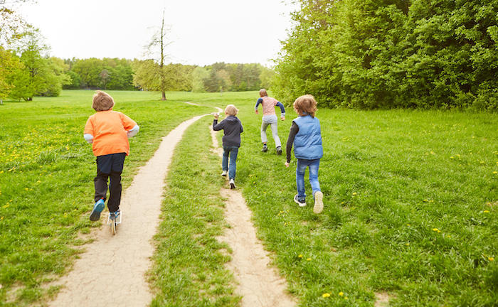 Kinder spielen in der Natur