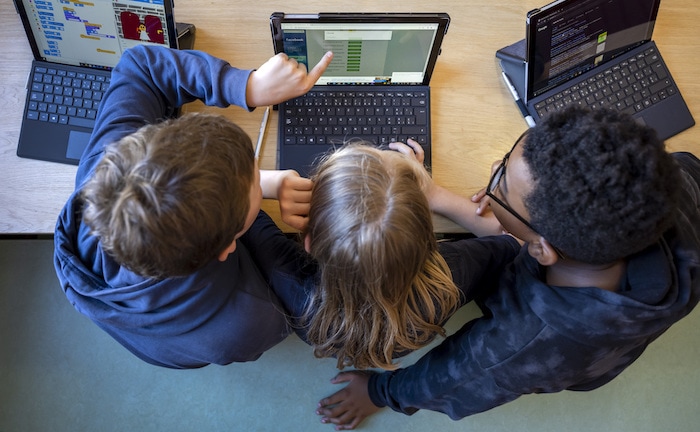 Schueler mit Tablets