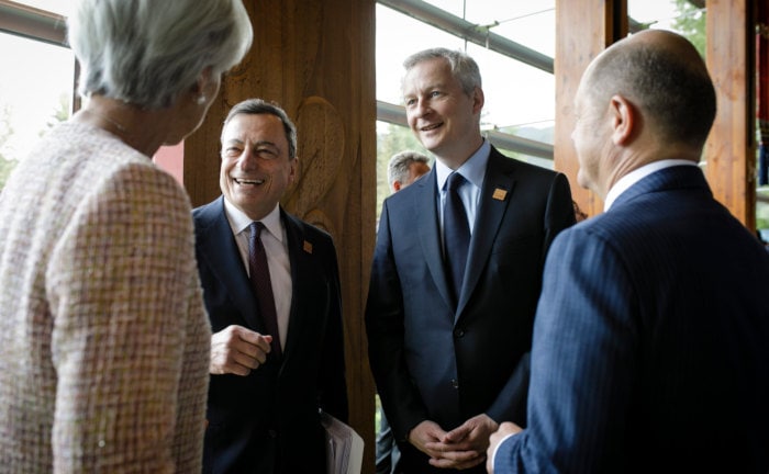 Sommer 2018: Der damalige EZB-Chef Mario Draghi (2.v.l.) drückte die Zinsen und erleichterte es den Finanzministern Bruno Le Maire (Frankreich, 2.v.r.) und Olaf Scholz (Deutschland) Anleihen auszugeben. Ganz links auf dem Bild ist Draghis spätere Nachfolgerin Christine Lagarde