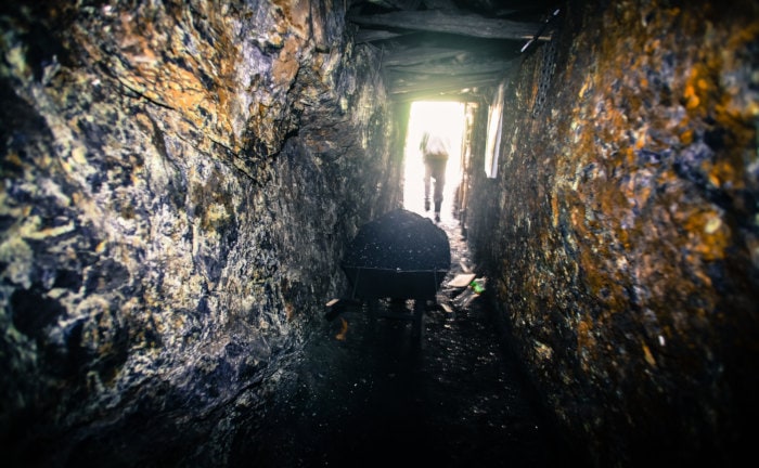 Arbeiter in einer Goldmine in Peru: Aktien von Goldminenbetreibern bieten Zugang zum Goldinvestment