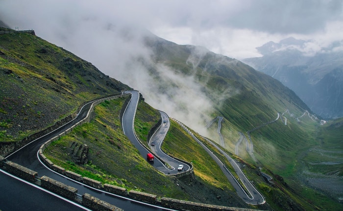 Schöne, schlängelige Straßen in Italien: Das Land liegt in der Unfallstatistik des GDV vorn