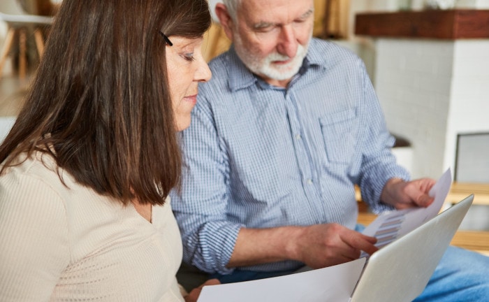 Ehepaar bespricht die Finanzen
