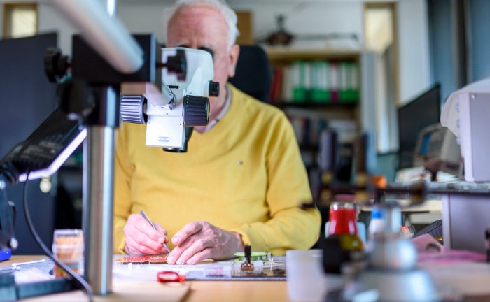 Rentner in einer Elektronik-Werkstatt: 3 Prozent der Deutschen würden gern ein Leben lang arbeiten