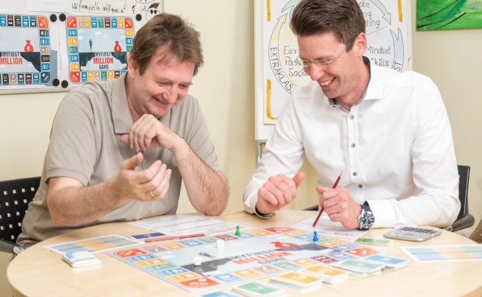 Wolfgang Tritsch (links) und Alexander Oberenzer mit der Brettspiel-Variante von „My first Million Game“