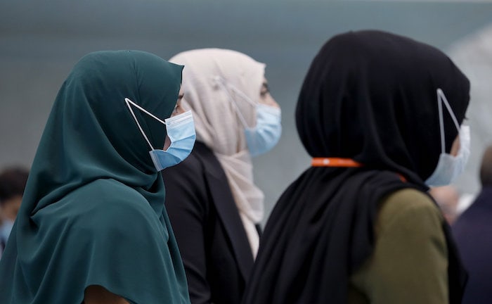 Besucherinnen einer Moschee