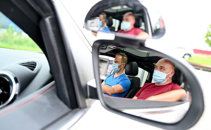 Fahrlehrer (rechts) mit Fahrschüler: Fahranfänger treiben die Prämie für die KFZ-Versicherung stark nach oben