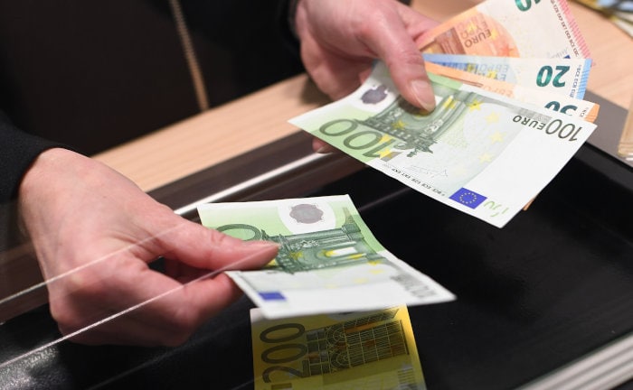 Geld auszahlen in der Sparkasse: Die Menschen in Deutschland zeigen eine recht stabile Sparfreude