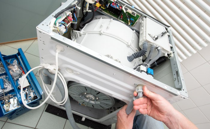 Lieber reparieren als wegschmeißen: Nachhaltige Versicherer sollten die Mehrkosten dafür übernehmen