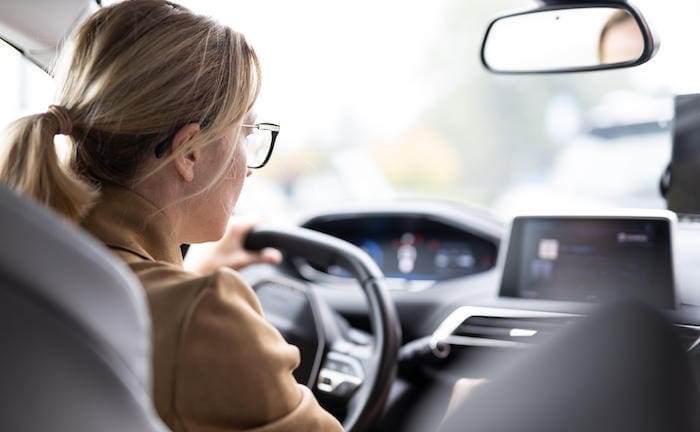 Eine Autofahrerin