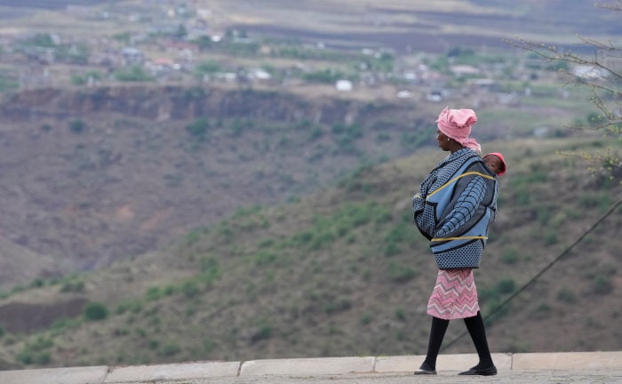 Frau mit Kind im Königreich Lesotho: Lebenserwartung von 55 Jahren