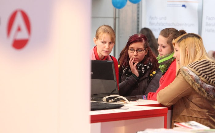 Jugendliche auf einer Berufsmesse am Stand der Bundesagentur für Arbeit