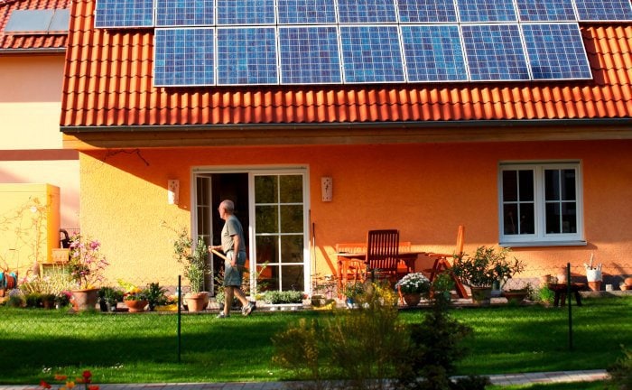 Mann vor Eigenheim: Man kann eigene Immobilien verrenten lassen