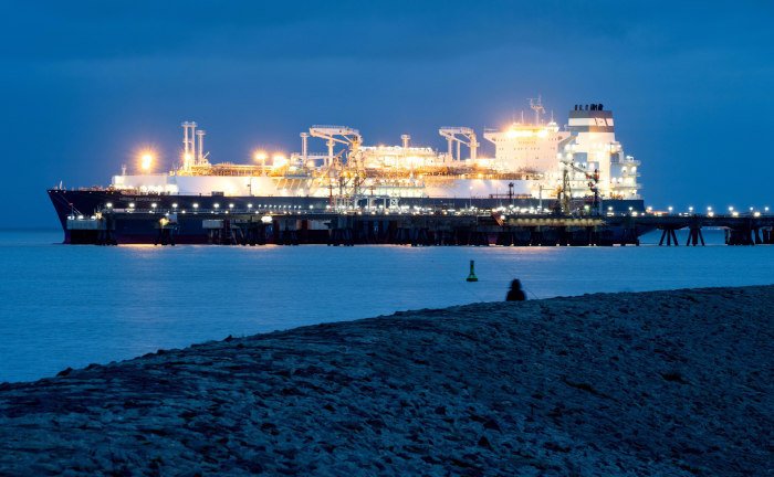 Spezialschiff Höegh Esperanza am neuen Anleger für das Flüssiggasterminal im Jadebusen