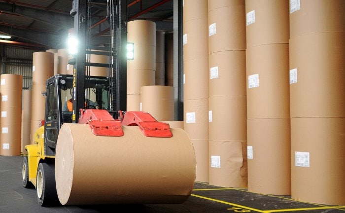Gabelstapler mit Papierrollen bei Stora Enso in Hagen: Die Papierindustrie blickt nicht sehr optimistisch in die Zukunft