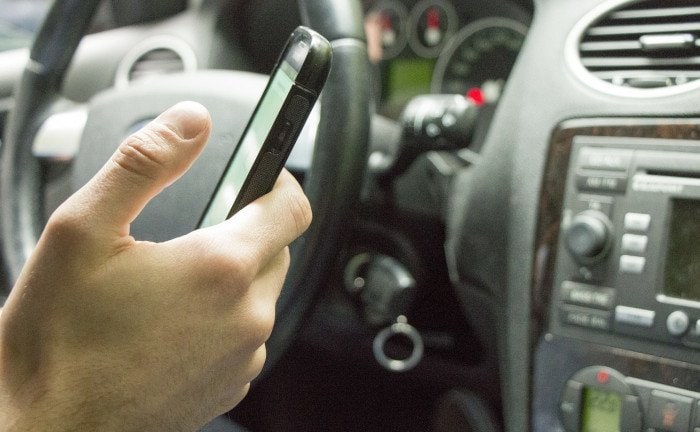 Ungute Mischung: Smartphone und Autolenkrad