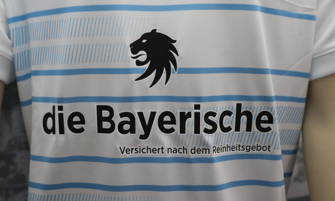 Schriftzug der Bayerischen auf einem Trikot von „1860 München“: Der Versicherer aus München holte insgesamt beim Makler-Champion 2023 die meisten Punkte