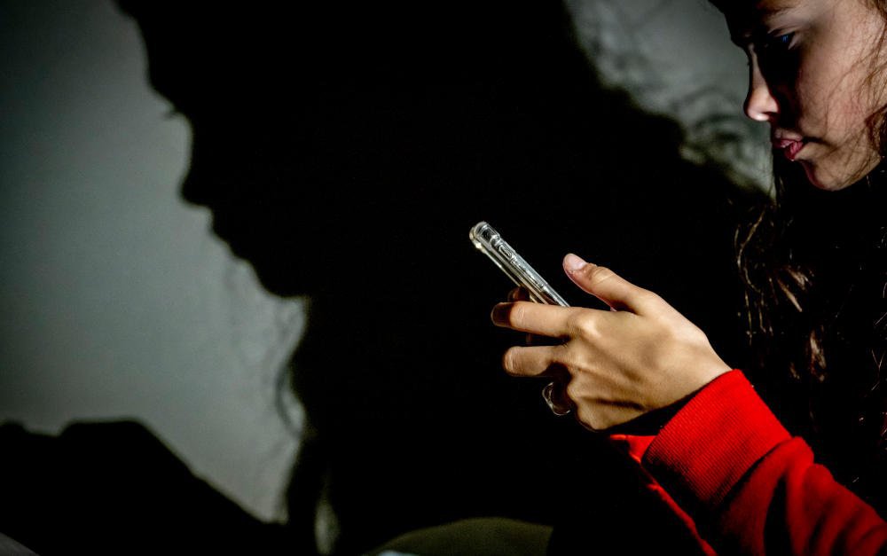 Mädchen mit Smartphone: Soziale Medien verschlechtern die emotionale Verfassung