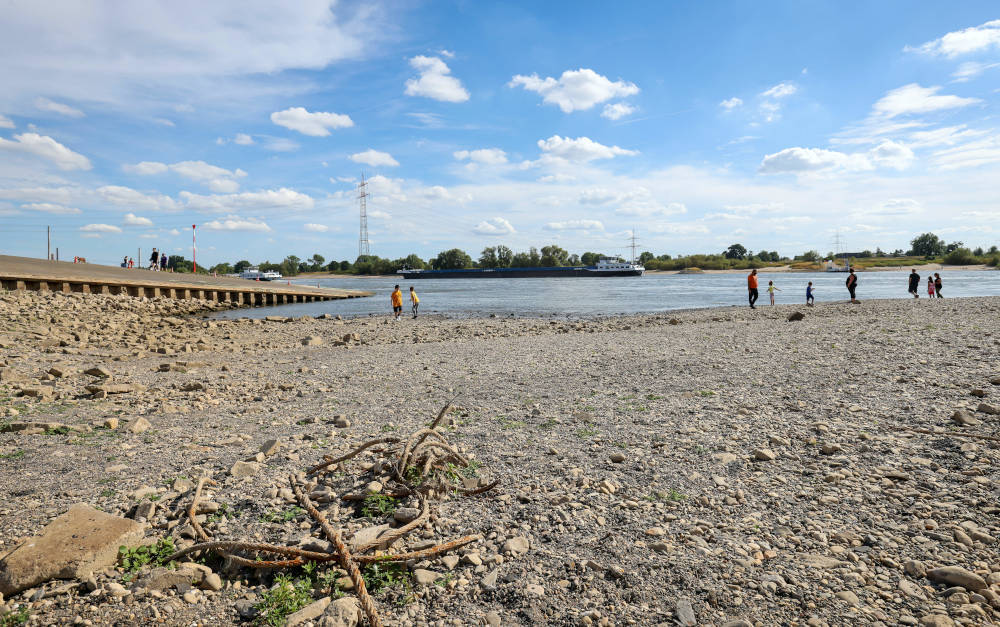 Symbol für den Klimawandel: Rhein mit historischem Niedrigwasser (hier bei Duisburg)