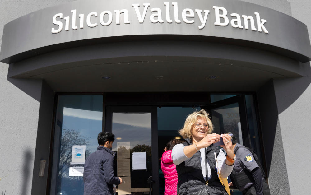 Selfie vor der Zentrale der Silicon Valley Bank im kalifornischen Santa Clara