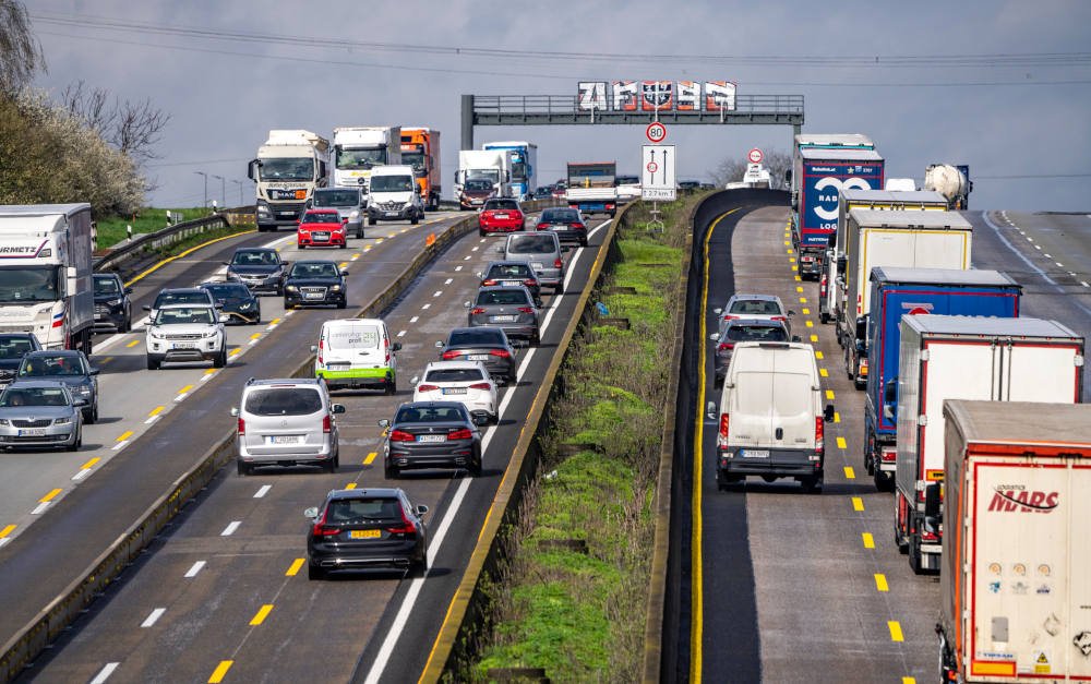 Volle Autobahn in Hessen: Das Geschäft mit KFZ-Versicherungen startete schwach ins neue Jahr