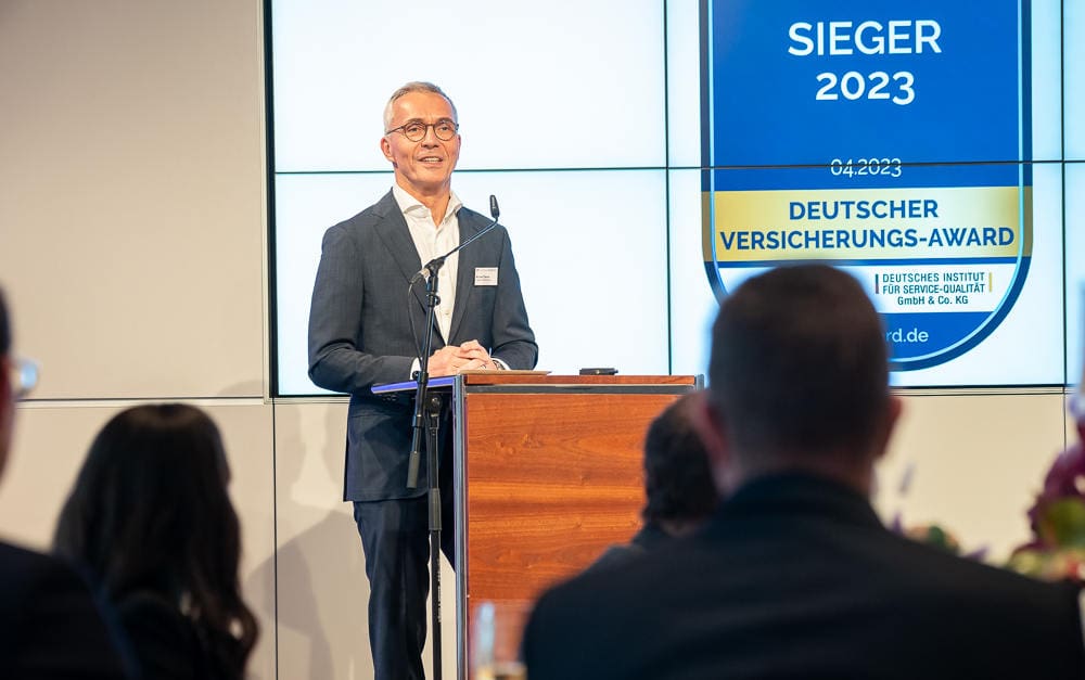 Michael Franke, Geschäftsführer von Franke und Bornberg, spricht auf der Veranstaltung zum Deutschen Versicherungs-Award 2023