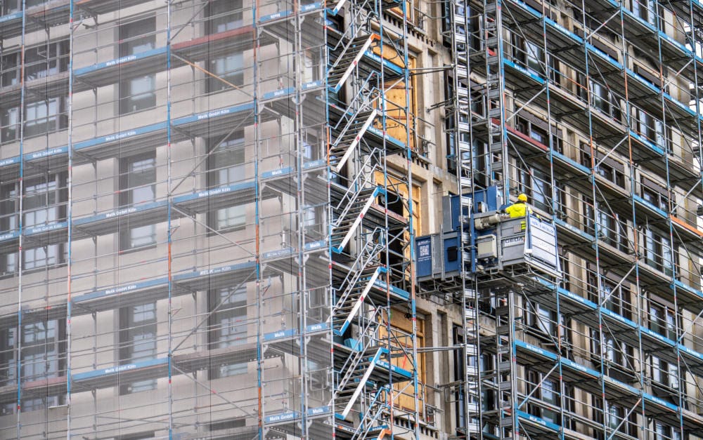 Bürohausbau in Köln: Die Baupreise und Lohnkosten lassen auch die Prämien in der Wohngebäudeversicherung steigen