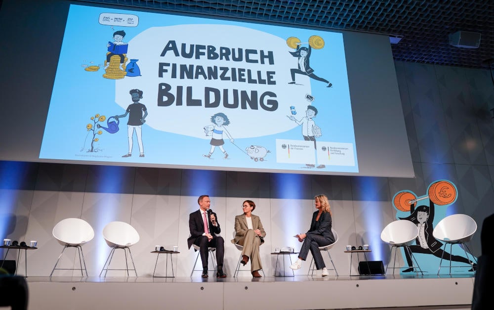 V.l.n.r.: Finanzminister Christian Lindner, Bildungsministerin Bettina Stark-Watzinger (beide FDP) und Moderatorin Carola Ferstl bei der Startveranstaltung Aufbruch finanzielle Bildung am 23. März 2023 in Berlin