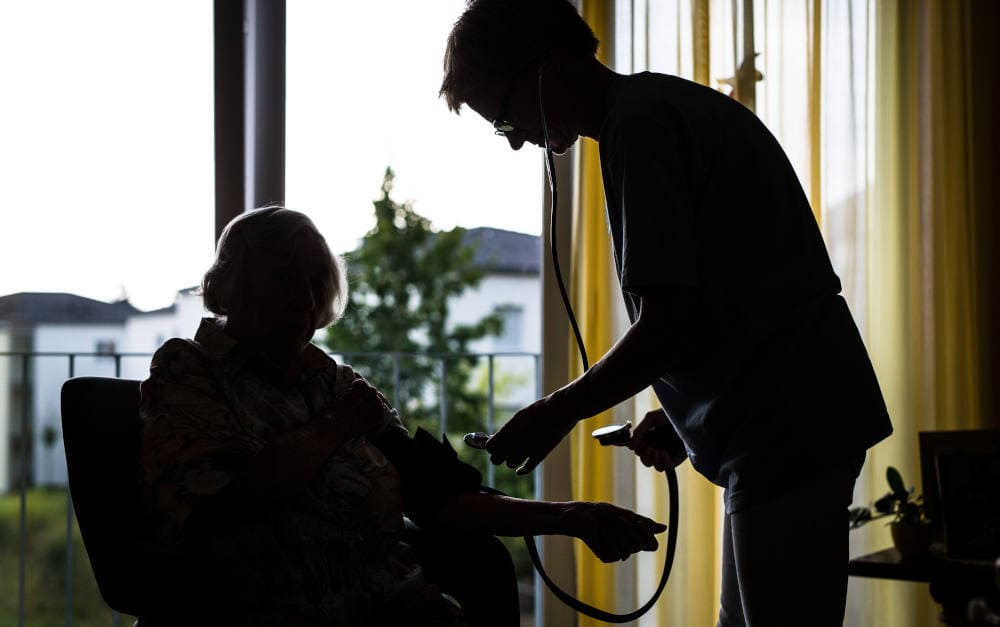 Pflegekraft bei der Arbeit: Der Krankenstand ist enorm gestiegen