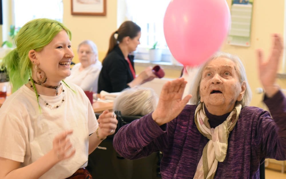 Bundesfreiwillige Ida Schwerin (links) im Pflegeheim Martha-Haus in Halle an der Saale