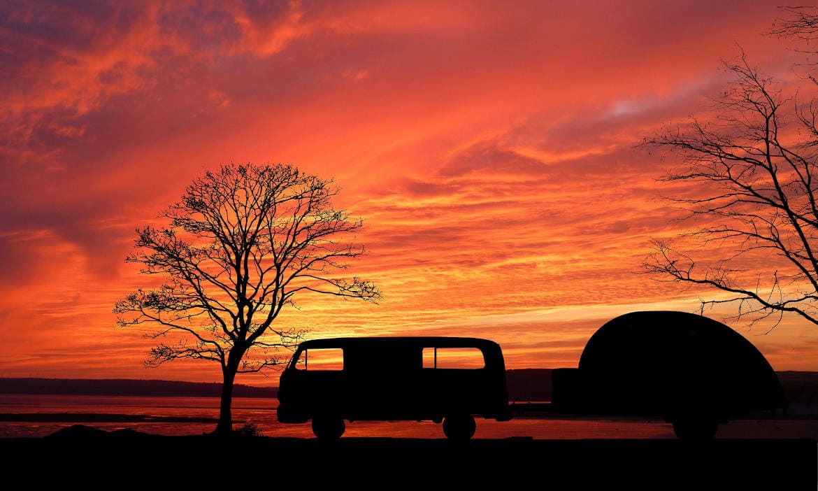 Mit Auto und Wohnwagen zum Ozean – und mit den richtigen Versicherungen