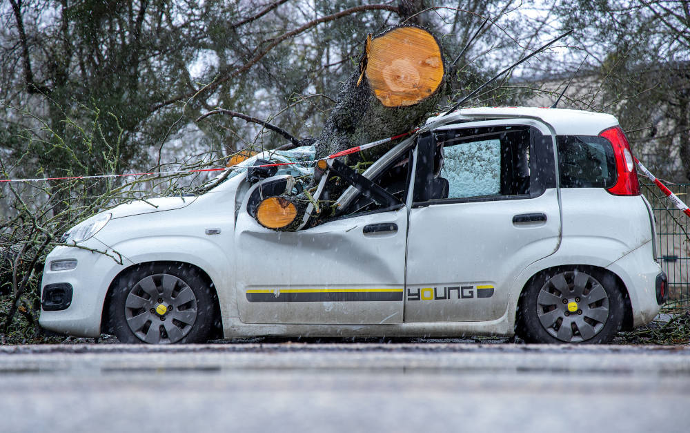 Zerstörtes Auto in Schwerin nach dem Sturmtief Antonia im Februar 2022