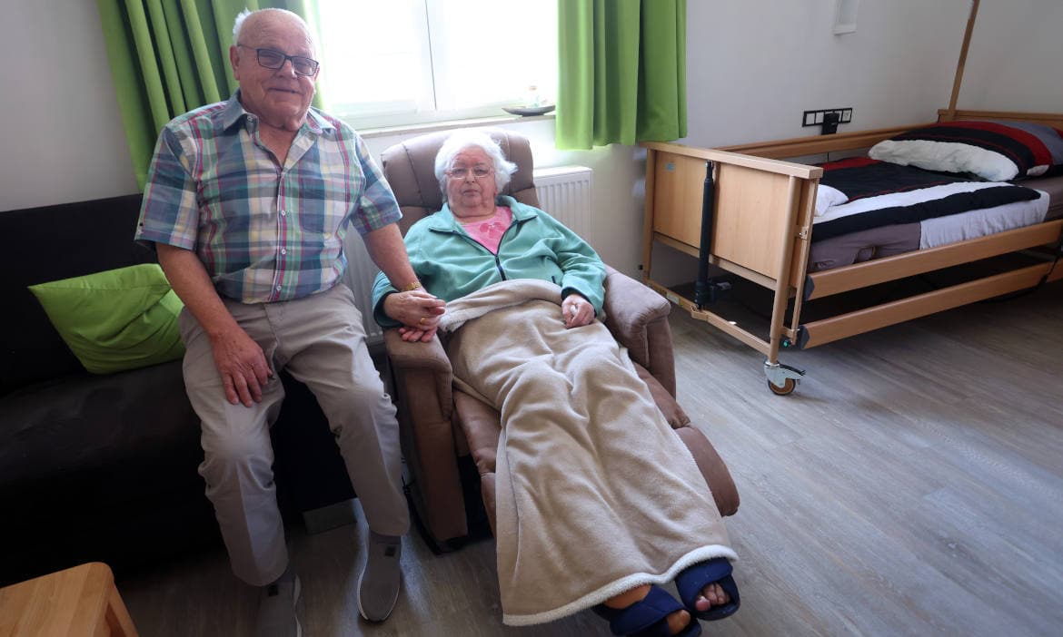 Pflegebedürftige Doris Linzert mit Partner Rudi Pschyk in einem Pflegeübungszentrum: Dort können Angehörige die häusliche Pflege üben