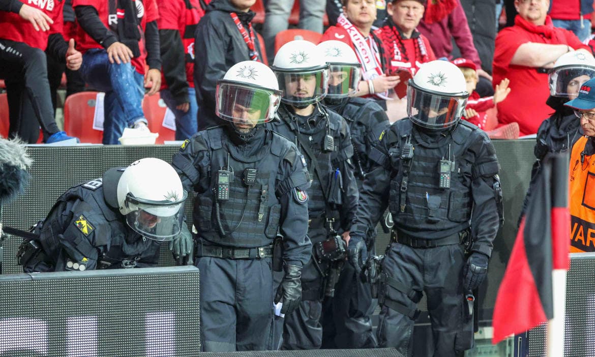 Polizisten im Einsatz am 18. Mai 2023 in der Bayarena beim Europa-League-Spiel Bayer Leverkusen gegen AS Rom: Dienstherren können Beamte in den Ruhestand versetzen