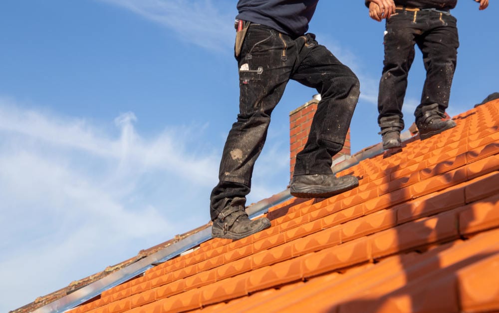 Dachdecker bei der Arbeit: Menschen mit stark belastender Tätigkeit glauben seltener, bis zur Rente durchzuhalten