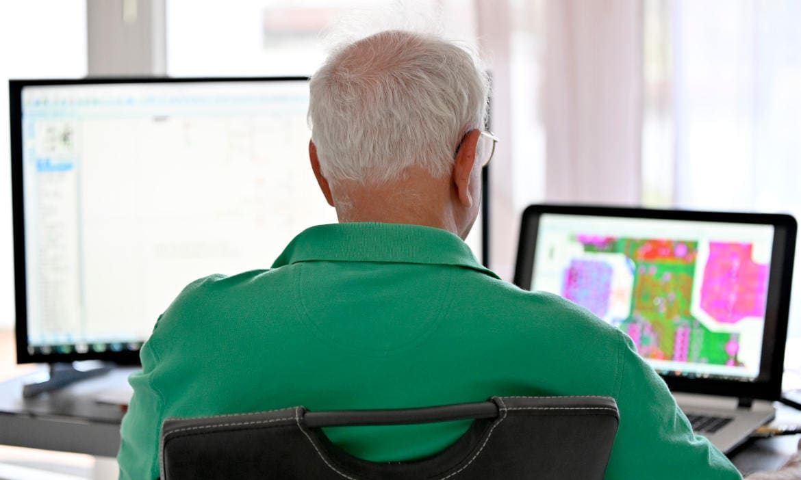 Senior bei der Arbeit: Hohe Abgaben auf Zuverdienste