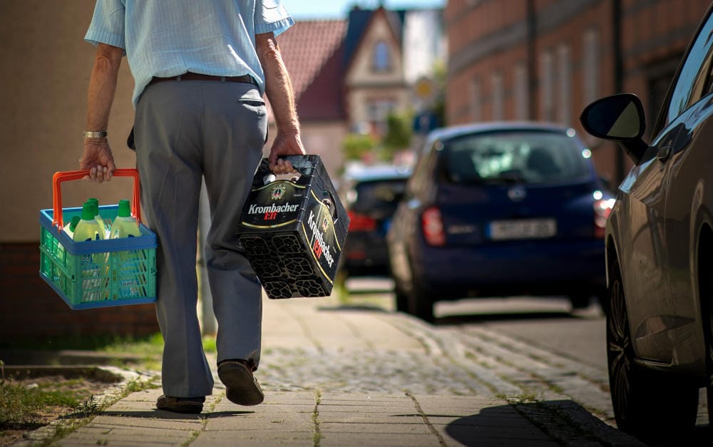 Rentner in Brandenburg auf dem Weg zum Einkauf: Niedrigere Renten im Osten als im Westen