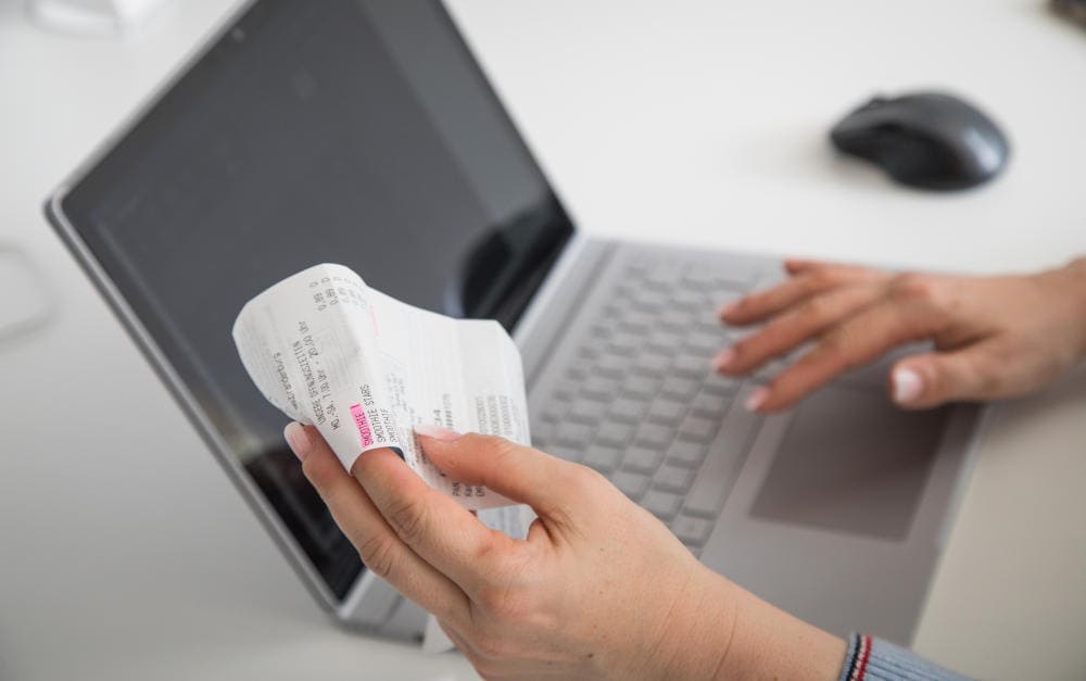 Rechnungen ins Haushaltsbuch einpflegen: In Deutschland müssen mehr Menschen aufs Geld achten als noch vor einigen Jahren