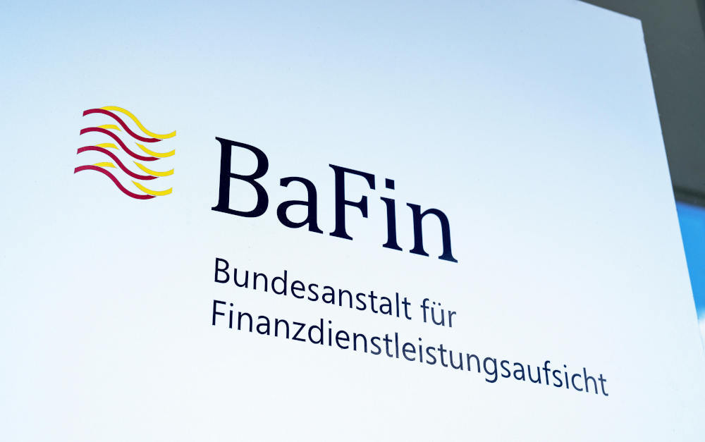 Bafin-Schild am Hauptsitz in Bonn: FAQ zur Weiterbildungspflicht in der Versicherungsbranche aktualisiert